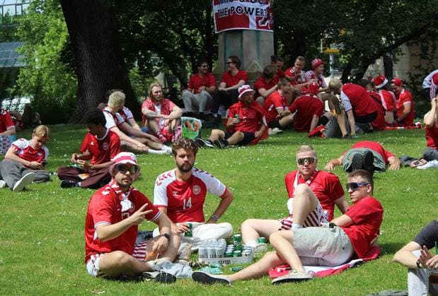 20 06 2024, xhbx, European Football Championship 2024, Denmark England Fanfest in Frankfurt emspor, v l Fans, supporters, banner, flag, scarves of Denmark in the Taunusanlage DFL DFB REGULATIONS PROHIBIT ANY USE OF PHOTOGRAPHS as IMAGE SEQUENCES and or QUASI VIDEO Frankfurt am Main