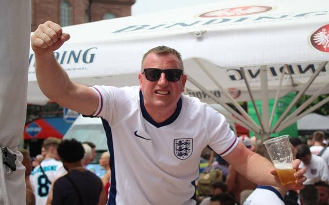 20 06 2024, xhbx, European Football Championship 2024, Denmark England Fanfest in Frankfurt emspor, v l Fans, supporters, banner, flag of England in front of the Römer in Frankfurt DFL DFB REGULATIONS PROHIBIT ANY USE OF PHOTOGRAPHS as IMAGE SEQUENCES and or QUASI VIDEO Frankfurt am Main