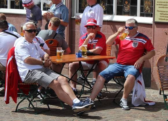 20 06 2024, xhbx, European Football Championship 2024, Denmark England Fanfest in Frankfurt emspor, v l Fans, supporters, banner, flag of England in front of the Römer in Frankfurt DFL DFB REGULATIONS PROHIBIT ANY USE OF PHOTOGRAPHS as IMAGE SEQUENCES and or QUASI VIDEO Frankfurt am Main