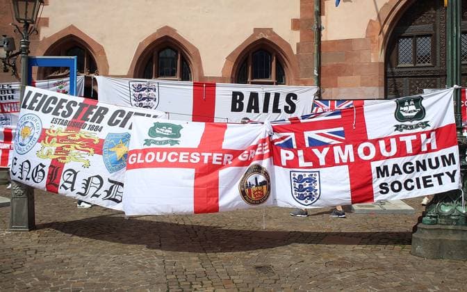 20 06 2024, xhbx, European Football Championship 2024, Denmark England Fanfest in Frankfurt emspor, v l Fans, supporters, banner, flag of England in front of the Römer in Frankfurt DFL DFB REGULATIONS PROHIBIT ANY USE OF PHOTOGRAPHS as IMAGE SEQUENCES and or QUASI VIDEO Frankfurt am Main