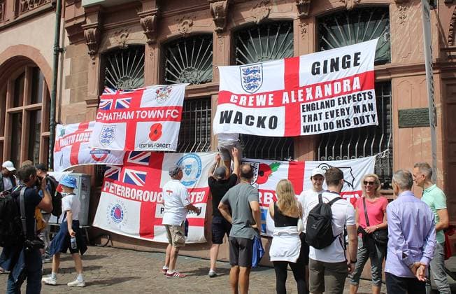 20 06 2024, xhbx, European Football Championship 2024, Denmark England Fanfest in Frankfurt emspor, v l Fans, supporters, banner, flag of England in front of the Römer in Frankfurt DFL DFB REGULATIONS PROHIBIT ANY USE OF PHOTOGRAPHS as IMAGE SEQUENCES and or QUASI VIDEO Frankfurt am Main