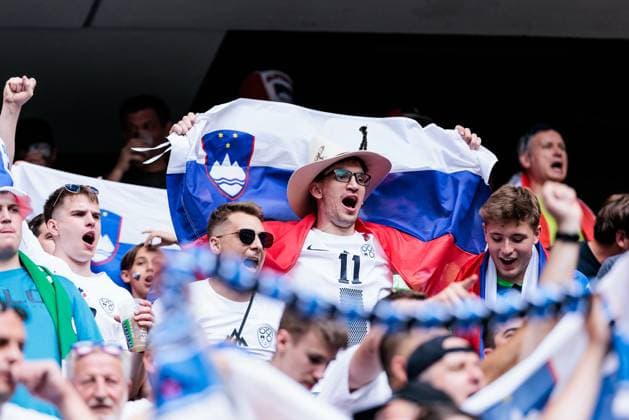 UEFA EURO 2024 Slovenia Serbia 20 06 2024 Fans of Slovenia greet their players on the pitch Flags UEFA EURO 2024 Slovenia Serbia Munich Football Arena, Munich on 20 06 2024 Copyright: xBEAUTIFULxSPORTS Wunderlx