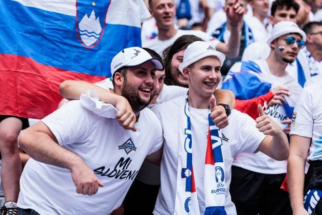 UEFA EURO 2024 Slovenia Serbia 20 06 2024 Fans of Slovenia pose for the cameras UEFA EURO 2024 Slovenia Serbia Munich Football Arena, Munich on 20 06 2024 Copyright: xBEAUTIFULxSPORTS Wunderlx