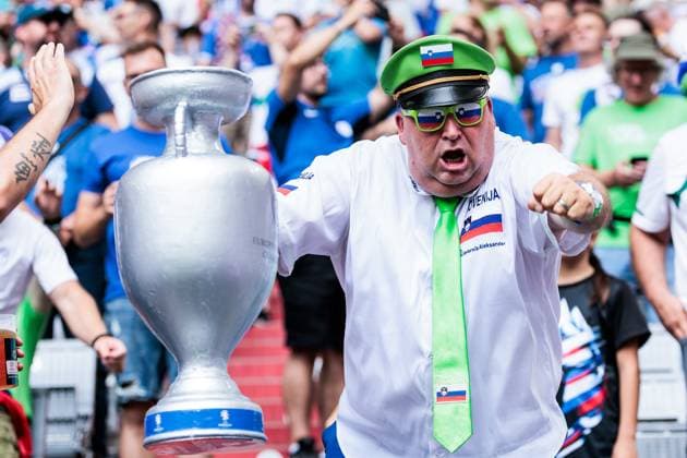 UEFA EURO 2024 Slovenia Serbia 20 06 2024 A cheering fan of Slovenia with inflatable trophy UEFA EURO 2024 Slovenia Serbia Munich Football Arena, Munich on 20 06 2024 Copyright: xBEAUTIFULxSPORTS Wunderlx