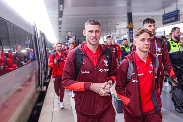 20.06.2024 HANNOVER, NIEMCY PILKA NOZNA (FOOTBALL) UEFA EURO, EM, Europameisterschaft,Fussball 2024 - CENTRUM TRENINGOWE REPREZENTACJI POLSKI - HANNOVER 96 ACADEMIE WYJAZD POCIAGIEM REPREZENTACJI POLSKI NA MECZ Z AUSTRIA DO BERLINA NZ JAKUB PIOTROWSKI, MICHAL SKORAS FOTO LUKASZ GROCHALA CYFRASPORT NEWSPIX.PL --- Newspix.pl Polish players travel to Berlin by train before the match against Austria POLAND OUT!  20240620CSLG0005