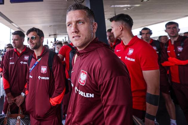 20.06.2024 HANNOVER, NIEMCY PILKA NOZNA (FOOTBALL) UEFA EURO, EM, Europameisterschaft,Fussball 2024 - CENTRUM TRENINGOWE REPREZENTACJI POLSKI - HANNOVER 96 ACADEMIE WYJAZD POCIAGIEM REPREZENTACJI POLSKI NA MECZ Z AUSTRIA DO BERLINA NZ PIOTR ZIELINSKI FOTO LUKASZ GROCHALA CYFRASPORT NEWSPIX.PL --- Newspix.pl Polish players travel to Berlin by train before the match against Austria POLAND OUT!  20240620CSLG0007