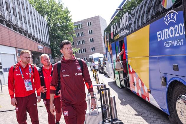 20.06.2024 HANNOVER, NIEMCY PILKA NOZNA (FOOTBALL) UEFA EURO, EM, Europameisterschaft,Fussball 2024 - CENTRUM TRENINGOWE REPREZENTACJI POLSKI - HANNOVER 96 ACADEMIE WYJAZD POCIAGIEM REPREZENTACJI POLSKI NA MECZ Z AUSTRIA DO BERLINA NZ ROBERT LEWANDOWSKI FOTO LUKASZ GROCHALA CYFRASPORT NEWSPIX.PL --- Newspix.pl Polish players travel to Berlin by train before the match against Austria POLAND OUT!  20240620CSLG0011