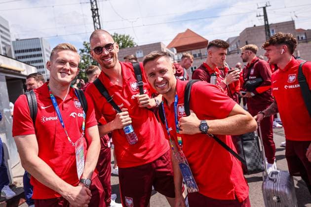 20.06.2024 HANNOVER, NIEMCY PILKA NOZNA (FOOTBALL) UEFA EURO, EM, Europameisterschaft,Fussball 2024 - CENTRUM TRENINGOWE REPREZENTACJI POLSKI - HANNOVER 96 ACADEMIE WYJAZD POCIAGIEM REPREZENTACJI POLSKI NA MECZ Z AUSTRIA DO BERLINA NZ KAROL SWIDERSKI, BARTOSZ SALAMON, PRZEMYSLAW FRANKOWSKI FOTO LUKASZ GROCHALA CYFRASPORT NEWSPIX.PL --- Newspix.pl Polish players travel to Berlin by train before the match against Austria POLAND OUT!  20240620CSLG0012