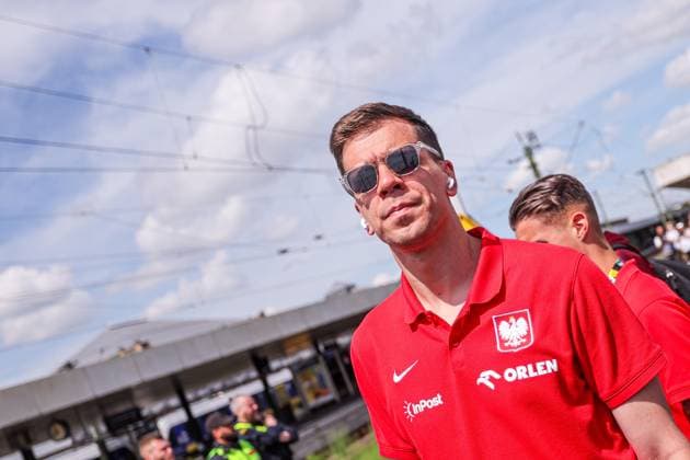 20.06.2024 HANNOVER, NIEMCY PILKA NOZNA (FOOTBALL) UEFA EURO, EM, Europameisterschaft,Fussball 2024 - CENTRUM TRENINGOWE REPREZENTACJI POLSKI - HANNOVER 96 ACADEMIE WYJAZD POCIAGIEM REPREZENTACJI POLSKI NA MECZ Z AUSTRIA DO BERLINA NZ WOJCIECH SZCZESNY FOTO LUKASZ GROCHALA CYFRASPORT NEWSPIX.PL --- Newspix.pl Polish players travel to Berlin by train before the match against Austria POLAND OUT!  20240620CSLG0018