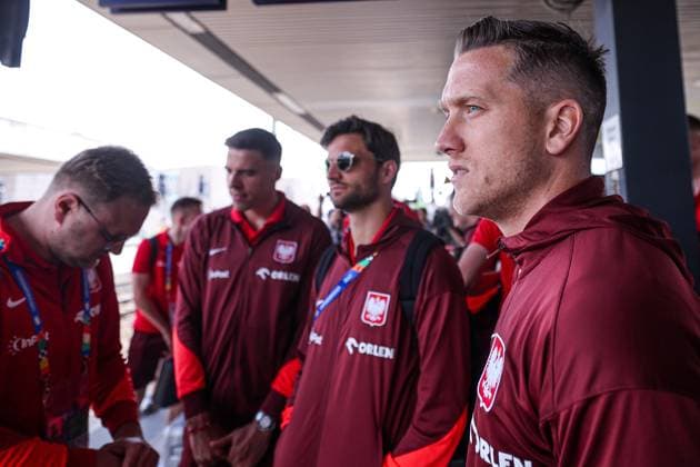 20.06.2024 HANNOVER, NIEMCY PILKA NOZNA (FOOTBALL) UEFA EURO, EM, Europameisterschaft,Fussball 2024 - CENTRUM TRENINGOWE REPREZENTACJI POLSKI - HANNOVER 96 ACADEMIE WYJAZD POCIAGIEM REPREZENTACJI POLSKI NA MECZ Z AUSTRIA DO BERLINA NZ BARTOSZ BERESZYNSKI, PIOTR ZIELINSKI FOTO LUKASZ GROCHALA CYFRASPORT NEWSPIX.PL --- Newspix.pl Polish players travel to Berlin by train before the match against Austria POLAND OUT!  20240620CSLG0021
