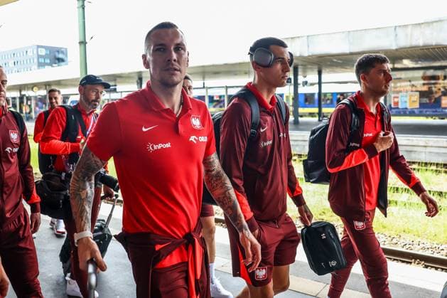 HANOWER 20.06.2024 WYJAZD PILKARZY DO BERLINA NA MECZ AUSTRIA POCIAG DB NZ LUKASZ SKORUPSKI JAKUB KIWIOR TARAS ROMANCZUK FOT. MICHAL STAWOWIAK 400mm.pl NEWSPIX.PL --- Newspix.pl Polish players travel to Berlin by train before the match against Austria POLAND OUT!  240620MIS014