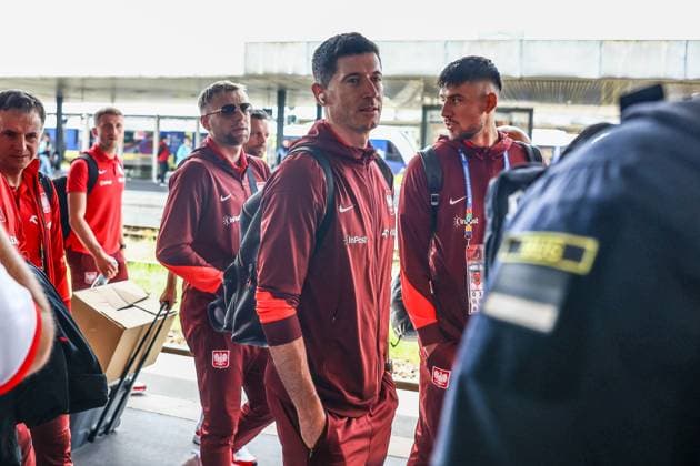 HANOWER 20.06.2024 WYJAZD PILKARZY DO BERLINA NA MECZ AUSTRIA POCIAG DB NZ ROBERT LEWANDOWSKI JAKUB MODER TYMOTUSZ PUCHACZ FOT. MICHAL STAWOWIAK 400mm.pl NEWSPIX.PL --- Newspix.pl Polish players travel to Berlin by train before the match against Austria POLAND OUT!  240620MIS018