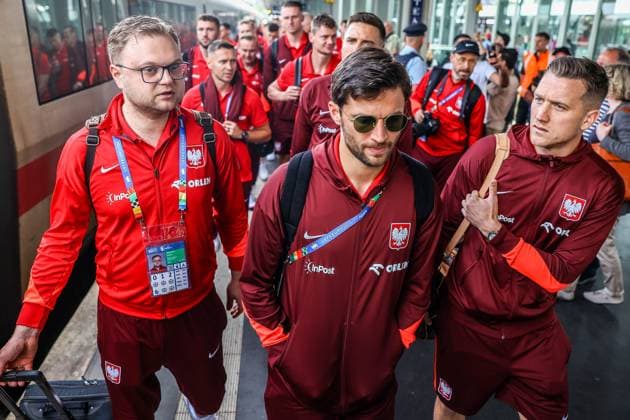 HANOWER 20.06.2024 WYJAZD PILKARZY DO BERLINA NA MECZ AUSTRIA POCIAG DB NZ BARTOSZ BERESZYNSKI PIOTR ZIELINSKI JAN BEDNAREK FOT. MICHAL STAWOWIAK 400mm.pl NEWSPIX.PL --- Newspix.pl Polish players travel to Berlin by train before the match against Austria POLAND OUT!  240620MIS024