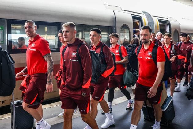 HANOWER 20.06.2024 WYJAZD PILKARZY DO BERLINA NA MECZ AUSTRIA POCIAG DB NZ DAMIAN SZYMANSKI FOT. MICHAL STAWOWIAK 400mm.pl NEWSPIX.PL --- Newspix.pl Polish players travel to Berlin by train before the match against Austria POLAND OUT!  240620MIS027