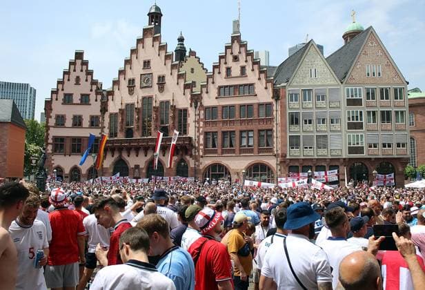 20 06 2024, xhbx, European Football Championship 2024, Denmark England Fanfest in Frankfurt emspor, v l Fans, supporters, banner, flag of England in front of the Römer in Frankfurt DFL DFB REGULATIONS PROHIBIT ANY USE OF PHOTOGRAPHS as IMAGE SEQUENCES and or QUASI VIDEO Frankfurt am Main