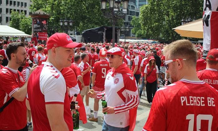 20 06 2024, xhbx, European Football Championship 2024, Denmark England Fanfest in Frankfurt emspor, v l Fans, supporters, banner, flag, scarves of Denmark on the Opera Square DFL DFB REGULATIONS PROHIBIT ANY USE OF PHOTOGRAPHS as IMAGE SEQUENCES and or QUASI VIDEO Frankfurt am Main