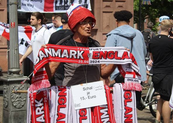 20 06 2024, xhbx, European Football Championship 2024, Denmark England Fanfest in Frankfurt emspor, v l Street vendor sells scarves of England and Denmark DFL DFB REGULATIONS PROHIBIT ANY USE OF PHOTOGRAPHS as IMAGE SEQUENCES and or QUASI VIDEO Frankfurt am Main