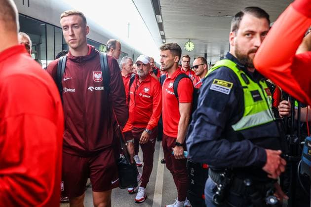 HANOWER 20.06.2024 WYJAZD PILKARZY DO BERLINA NA MECZ AUSTRIA POCIAG DB NZ MICHAL PROBIERZ FOT. MICHAL STAWOWIAK 400mm.pl NEWSPIX.PL --- Newspix.pl Polish players travel to Berlin by train before the match against Austria POLAND OUT!  240620MIS045