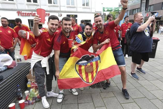 EM 2024 Spain Italy football fans in the city area of Gelsenkirchen FOR EDITORIAL PURPOSES ONLY p EM 2024 Spain Italy football fans on Thursday, June 20, 2024 in the city area of Gelsenkirchen Photo Frank Oppitz FUNKE Foto Services p Sport Deutschland NRW Gelsenkirchen Copyright FrankxOppitz Copyright: FrankxOppitz doc7vy8zdw4zbp10kpk2912 ,EDITORIAL USE ONLY Copyright: FrankxOppitz
