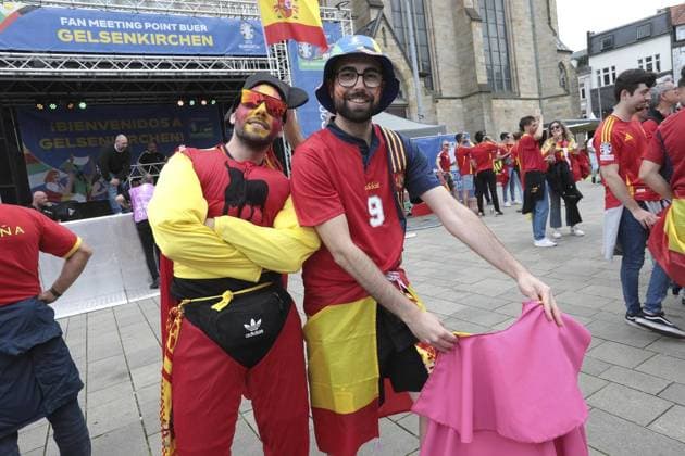 EM 2024 Spain Italy football fans in the city area of Gelsenkirchen FOR EDITORIAL PURPOSES ONLY p EM 2024 Spain Italy football fans on Thursday, June 20, 2024 in the city area of Gelsenkirchen Photo Frank Oppitz FUNKE Foto Services p Sport Deutschland NRW Gelsenkirchen Copyright FrankxOppitz Copyright: FrankxOppitz doc7vy8zdxxeb41e4us8j3q ,EDITORIAL USE ONLY Copyright: FrankxOppitz