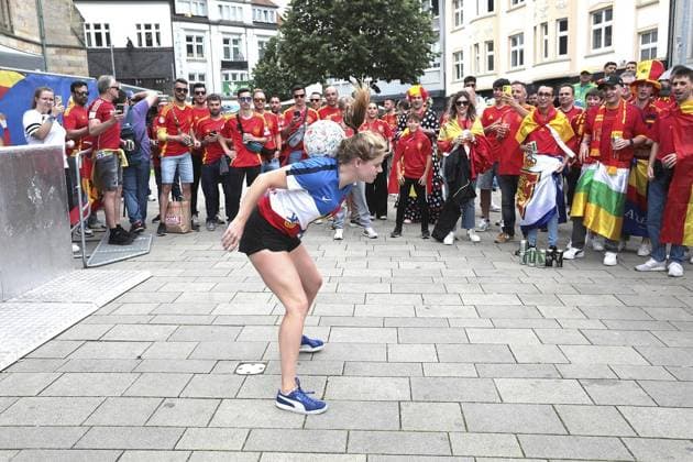 EM 2024 Spain Italy football fans in the city area of Gelsenkirchen FOR EDITORIAL PURPOSES ONLY p EM 2024 Spain Italy football fans on Thursday, June 20, 2024 in the city area of Gelsenkirchen Photo Frank Oppitz FUNKE Foto Services p Sport Deutschland NRW Gelsenkirchen Copyright FrankxOppitz Copyright: FrankxOppitz doc7vy8ze3fi201704ono6j ,EDITORIAL USE ONLY Copyright: FrankxOppitz