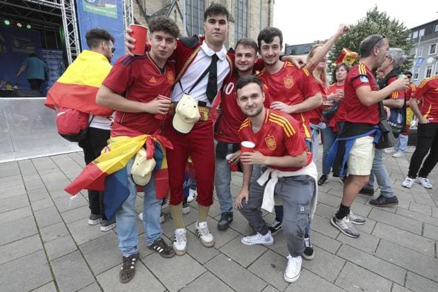 EM 2024 Spain Italy football fans in the city area of Gelsenkirchen FOR EDITORIAL PURPOSES ONLY p EM 2024 Spain Italy football fans on Thursday, June 20, 2024 in the city area of Gelsenkirchen Photo Frank Oppitz FUNKE Foto Services p Sport Deutschland NRW Gelsenkirchen Copyright FrankxOppitz Copyright: FrankxOppitz doc7vy8ze4ajbtq4shg3zf ,EDITORIAL USE ONLY Copyright: FrankxOppitz