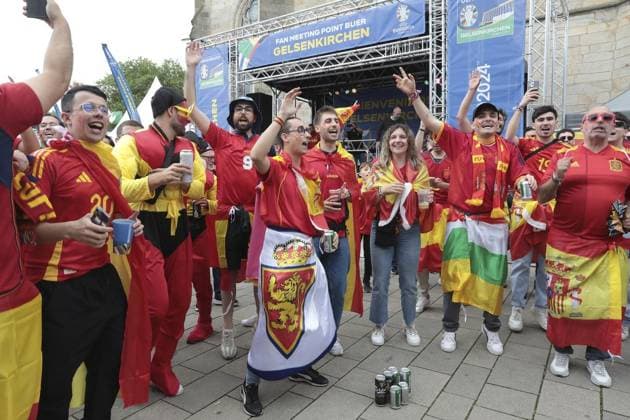 EM 2024 Spain Italy football fans in the city area of Gelsenkirchen FOR EDITORIAL PURPOSES ONLY p EM 2024 Spain Italy football fans on Thursday, June 20, 2024 in the city area of Gelsenkirchen Photo Frank Oppitz FUNKE Foto Services p Sport Deutschland NRW Gelsenkirchen Copyright FrankxOppitz Copyright: FrankxOppitz doc7vy8zfroppze5xr6lb8 ,EDITORIAL USE ONLY Copyright: FrankxOppitz
