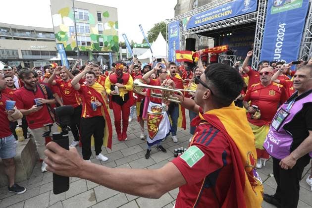 EM 2024 Spain Italy football fans in the city area of Gelsenkirchen FOR EDITORIAL PURPOSES ONLY p EM 2024 Spain Italy football fans on Thursday, June 20, 2024 in the city area of Gelsenkirchen Photo Frank Oppitz FUNKE Foto Services p Sport Deutschland NRW Gelsenkirchen Copyright FrankxOppitz Copyright: FrankxOppitz doc7vy8zft8gg919r1908bz ,EDITORIAL USE ONLY Copyright: FrankxOppitz
