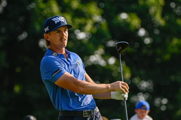 CROMWELL, CT - JUNE 20: Jake Knapp (USA) twirls his driver after his tee shot on 1 during first round of the Travelers Championship on June 20, 2024 at TPC River Highlands in Cromwell, Connecticut. (Photo by Ken Murray Icon Sportswire) GOLF: JUN 20 PGA, Golf Herren Travelers Championship EDITORIAL USE ONLY Icon2406200051
