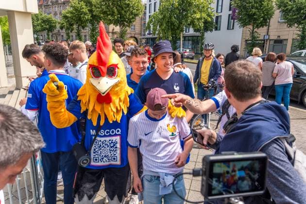 Arrival of the French national team at the Hyperion Hotel in Leipzig Tomorrow the L equipe tricolore will play against Holland National coach is Didier Dechamps Arrival France