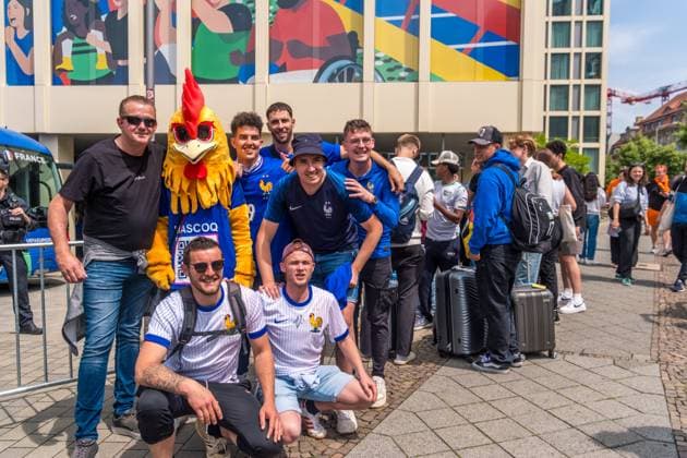 Arrival of the French national team at the Hyperion Hotel in Leipzig Tomorrow the L equipe tricolore will play against Holland National coach is Didier Dechamps Arrival France