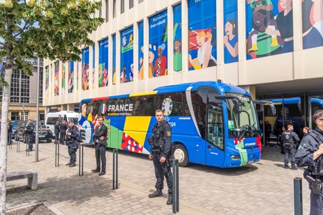 Arrival of the French national team at the Hyperion Hotel in Leipzig Tomorrow the L equipe tricolore will play against Holland National coach is Didier Dechamps Arrival France