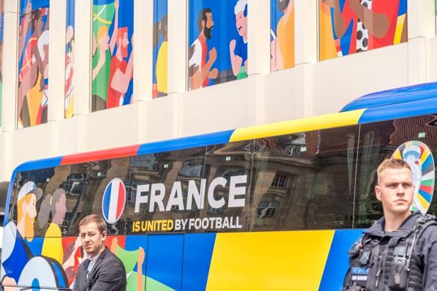 Arrival of the French national team at the Hyperion Hotel in Leipzig Tomorrow the L equipe tricolore will play against Holland National coach is Didier Dechamps Arrival France