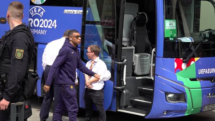 Arrival of the French national team at the Hyperion Hotel in Leipzig Tomorrow the L equipe tricolore will play against Holland National coach is Didier Dechamps HIer MbappÃ , Mbappe Arrival France