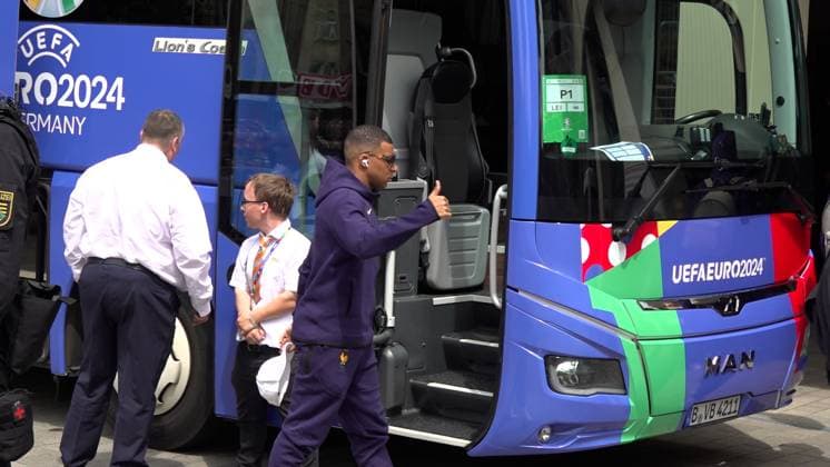 Arrival of the French national team at the Hyperion Hotel in Leipzig Tomorrow the L equipe tricolore will play against Holland National coach is Didier Dechamps HIer MbappÃ , Mbappe Arrival France