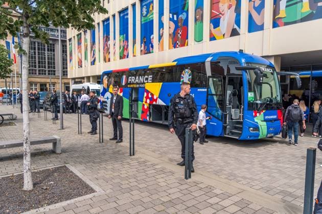 Arrival of the French national team at the Hyperion Hotel in Leipzig Tomorrow the L equipe tricolore will play against Holland National coach is Didier Dechamps Arrival France