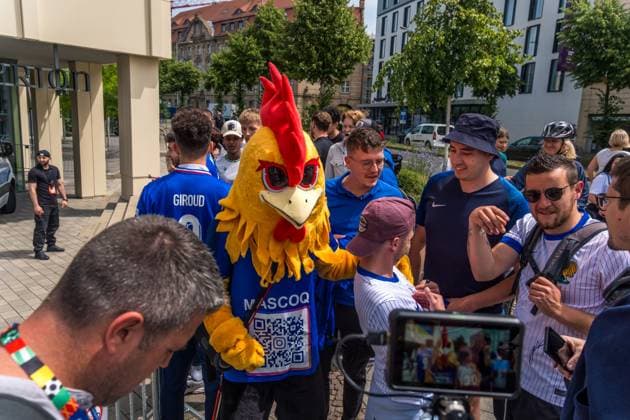 Arrival of the French national team at the Hyperion Hotel in Leipzig Tomorrow the L equipe tricolore will play against Holland National coach is Didier Dechamps Arrival France