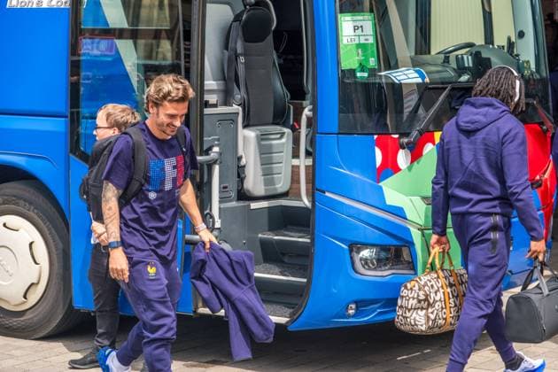 Arrival of the French national team at the Hyperion Hotel in Leipzig Tomorrow the L equipe tricolore will play against Holland National coach is Didier Dechamps Antoine Griezmann signs autographs Arrival France