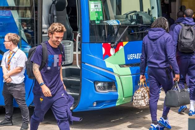 Arrival of the French national team at the Hyperion Hotel in Leipzig Tomorrow the L equipe tricolore will play against Holland National coach is Didier Dechamps Antoine Griezmann signs autographs Arrival France