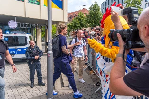 Arrival of the French national team at the Hyperion Hotel in Leipzig Tomorrow the L equipe tricolore will play against Holland National coach is Didier Dechamps Antoine Griezmann signs autographs Arrival France