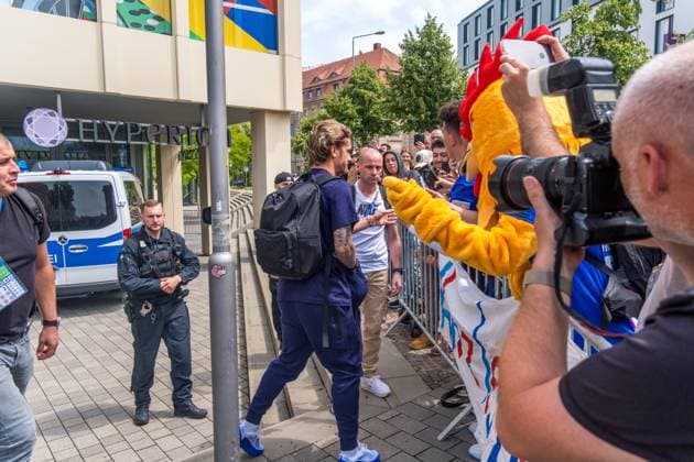 Arrival of the French national team at the Hyperion Hotel in Leipzig Tomorrow the L equipe tricolore will play against Holland National coach is Didier Dechamps Antoine Griezmann signs autographs Arrival France