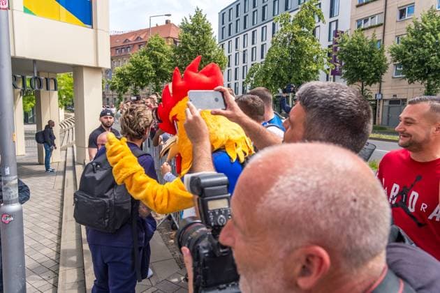 Arrival of the French national team at the Hyperion Hotel in Leipzig Tomorrow the L equipe tricolore will play against Holland National coach is Didier Dechamps Antoine Griezmann signs autographs Arrival France