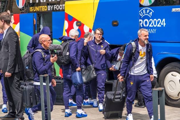 Arrival of the French national team at the Hyperion Hotel in Leipzig Tomorrow the L equipe tricolore will play against Holland National coach is Didier Dechamps Arrival France