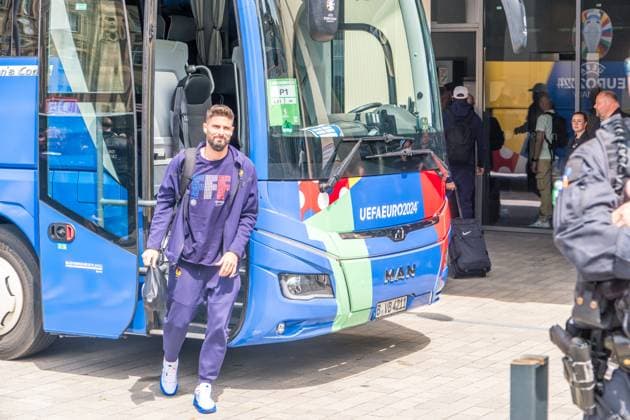 Arrival of the French national team at the Hyperion Hotel in Leipzig Tomorrow the L equipe tricolore will play against Holland National coach is Didier Dechamps Arrival France