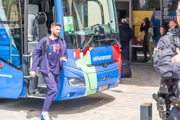Arrival of the French national team at the Hyperion Hotel in Leipzig Tomorrow the L equipe tricolore will play against Holland National coach is Didier Dechamps Arrival France