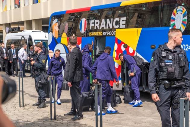 Arrival of the French national team at the Hyperion Hotel in Leipzig Tomorrow the L equipe tricolore will play against Holland National coach is Didier Dechamps Arrival France
