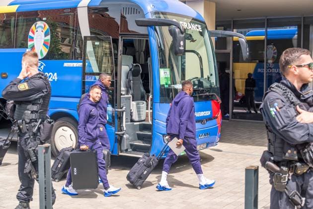 Arrival of the French national team at the Hyperion Hotel in Leipzig Tomorrow the L equipe tricolore will play against Holland National coach is Didier Dechamps Arrival France