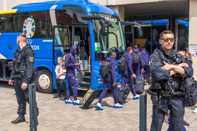 Arrival of the French national team at the Hyperion Hotel in Leipzig Tomorrow the L equipe tricolore will play against Holland National coach is Didier Dechamps Arrival France