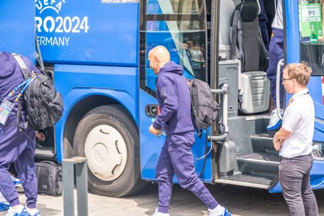 Arrival of the French national team at the Hyperion Hotel in Leipzig Tomorrow the L equipe tricolore will play against Holland National coach is Didier Dechamps Arrival France
