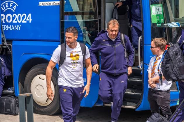 Arrival of the French national team at the Hyperion Hotel in Leipzig Tomorrow the L equipe tricolore will play against Holland National coach is Didier Dechamps Arrival France